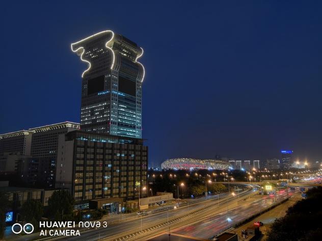 極客網(wǎng)  北京的夜，霓虹閃爍，華為nova3幫你紀(jì)錄北京夜景