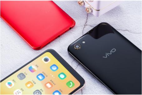 vivo Y81s圖賞：全新全面屏＋AI攝影，顏值與實力兼?zhèn)?/></p><p>主打年輕人市場的 vivo Y81s， 外觀設計以時尚潮流元素為基準，和 vivo向來傳達給人們的高顏值印象十分一致。vivo Y81s 擁有黑金色、紅寶石、香檳金三種不同配色，針對不同人群的審</p><p align=