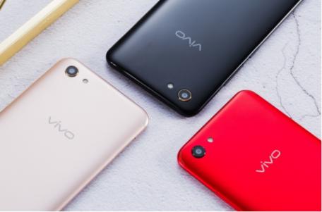 vivo Y81s圖賞：全新全面屏＋AI攝影，顏值與實力兼?zhèn)?/></p><p>美和消費習慣，黑金色版本的黑色深邃低調，非常適合男性用戶，而紅寶石色版本鮮艷前衛(wèi)，是女孩子心中所選。香檳金配色作為全新的配色，融合銀色和粉色的特質，又與市面上香檳金或者玫瑰金截然不同，獨特的配色在人群中極具辨識度。</p><p>vivo Y81s 正面使用 一塊6.22英寸的屏幕，頂端U形劉海內集成了包括前置鏡頭、聽筒、光線傳感器等在內的多款元器件。同時，新機屏幕采用的是19：9 長寬比例，左右邊框寬度也控制得極好，屏占比高達87.9%。</p><p align=