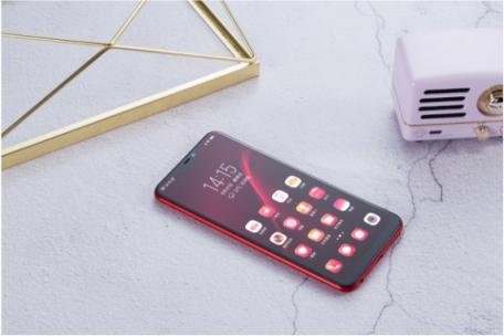 vivo Y81s圖賞：全新全面屏＋AI攝影，顏值與實力兼?zhèn)?/></p><p>除了配色上的創(chuàng)新， Y81s 機身背面形狀也沒有簡單采用平面設計，而是從后背向中框過渡的部分有個慢慢變薄的過程。一方面，這樣可以更加貼合手掌、帶來機身輕薄的體驗，另一方面，經過磨砂涂層工藝鍛造的后蓋有一種輕微的磨砂質感，細膩卻不打滑，手感頗佳。</p><p align=