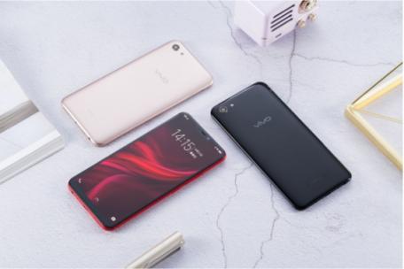 vivo Y81s圖賞：全新全面屏＋AI攝影，顏值與實力兼?zhèn)?/></p><p>Y81s 后置鏡頭擁有1300萬像素，支持自動對焦。支持慢鏡頭、延時攝影、動態(tài)照片、美顏、專業(yè)拍照、濾鏡功能，也支持超清畫質拍攝，攝影和拍照都表現(xiàn)不俗。</p><p align=