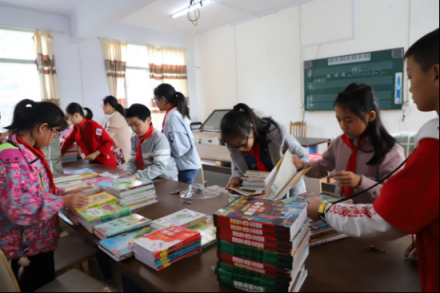 “每人一本書，捐助10座圖書館” 貝店愛心助學(xué)恩施點(diǎn)亮山區(qū)孩子未來