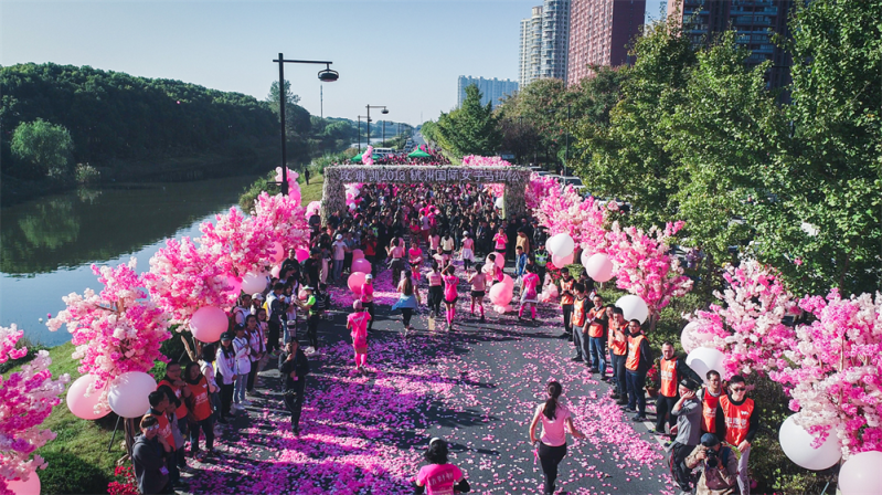 玫琳凱2018杭州國(guó)際女子馬拉松鮮花跑道正式亮相，粉色布局引爆浪漫少女心?