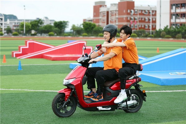 《奔跑吧》沙溢、韓東君騎臺(tái)鈴虎賁，上演賽事級(jí)“飆車(chē)大戲”