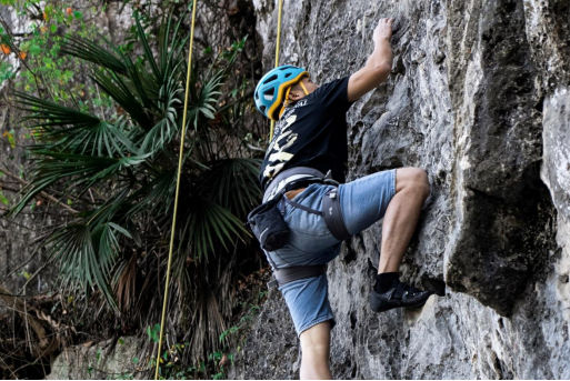 珠峰新高發(fā)布 長城炮與登山家孫斌以攀登者精神致敬巔峰