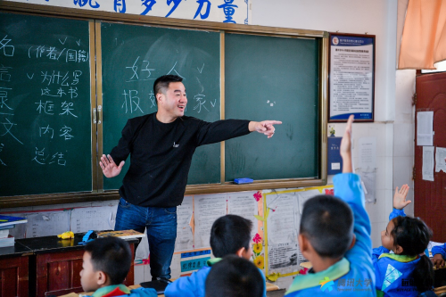 騰訊遠航計劃走進騰沖希望小學，富途將溫暖傳遞給當?shù)貛熒?/></p><p>富途作為一家領先的數(shù)字化金融科技公司,專注于為用戶提供覆蓋多個市場的全數(shù)字化在線券商服務,秉持著“讓投資更簡單,不孤單“的使命。一直致力于將科技與金融深度融合,讓金融更有溫度的富途,也希望通過社會公益活動,將這份溫暖傳遞給每一位需要幫助的人。</p><p align=