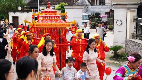 抖音非遺大師為女兒準(zhǔn)備嫁妝，婚禮上的寶貝價值連城