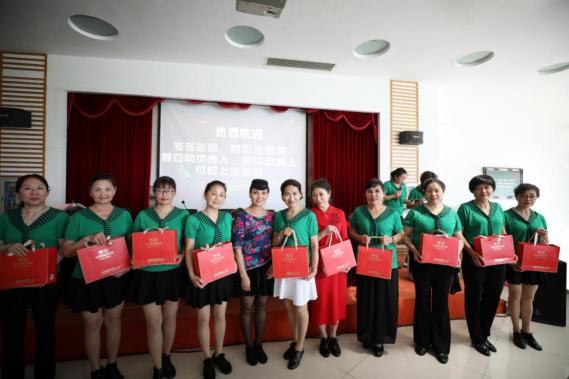 芳華老年潤膚乳贊助上海市冬冬水兵舞義演 點贊銀齡風采