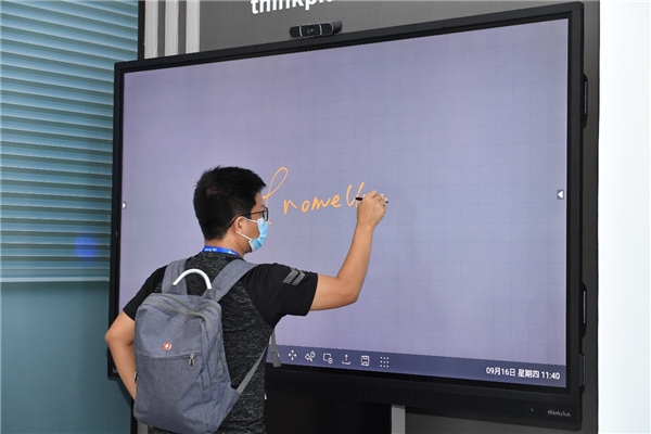聯(lián)想劉嘉出席商用顯示系統(tǒng)產(chǎn)業(yè)領(lǐng)袖峰會(huì)，壯言thinkplus志在商用大屏“普及者”！