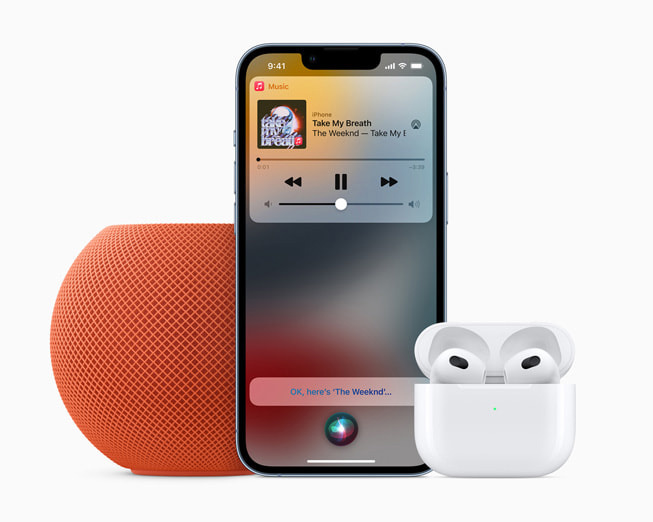 Siri 在連接到 AirPods 和 HomePod mini 的 iPhone 上播放 Apple Music 中的歌曲。