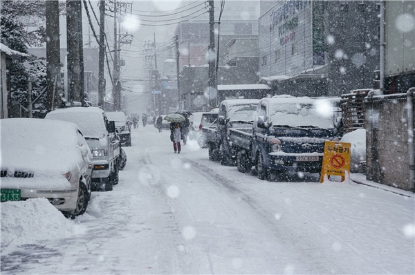 大雪節(jié)氣將至，雅迪冠能二代E8拉響“冬季續(xù)航保衛(wèi)戰(zhàn)”