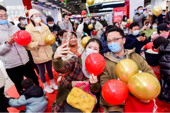 京東超體喜劇之夜爆笑來(lái)襲 熱鬧氛圍引爆山城跨年夜