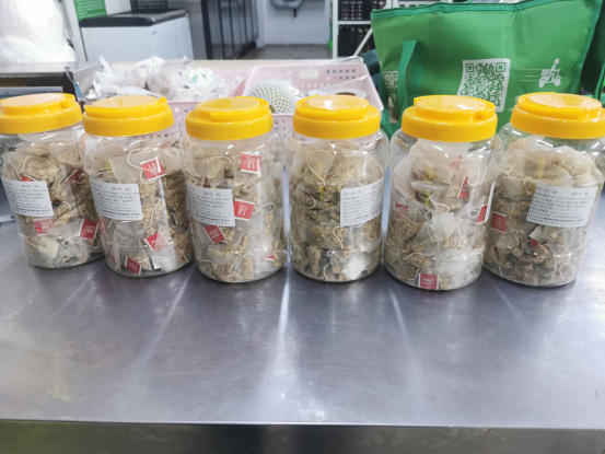 北京降雪  叮咚買菜為小哥準(zhǔn)備保暖衣物、紅糖姜茶等全套防寒物資