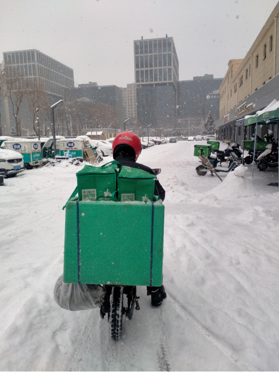 北京降雪  叮咚買菜為小哥準(zhǔn)備保暖衣物、紅糖姜茶等全套防寒物資