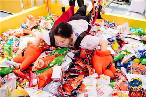 “零食經濟”當?shù)?，零食很忙門店破1000家，狂歡現(xiàn)場人氣圈粉