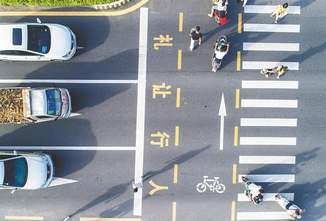 騎電動車需要禮讓行人.jpg