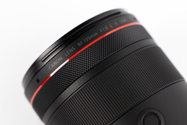 【有料評測】佳能RF135mm F1.8鏡頭評測：高畫質遠攝定焦新標準 