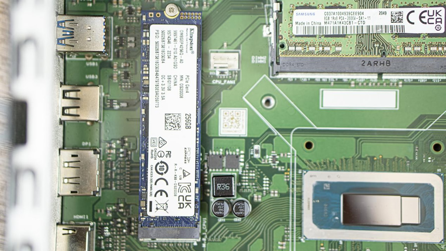 主板左側(cè)是一塊M.2接口的的PCIe4 256G SSD.jpg