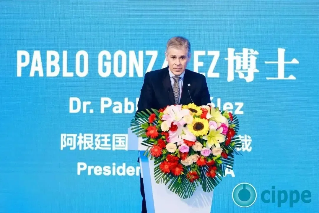 阿根廷國(guó)家石油公司總裁、博士PABLO GONZáLEZ出席開(kāi)幕式并致辭.jpg