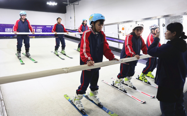 雪樂山“冰雪進校園”順利開展，3000多名學生集體感受滑雪運動