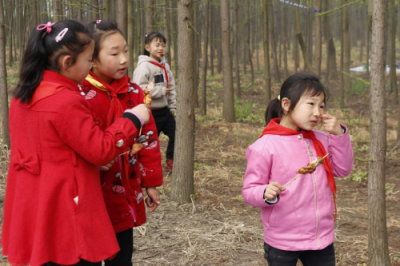 踏春郊游，五香居為留守兒童送上美食和關(guān)愛