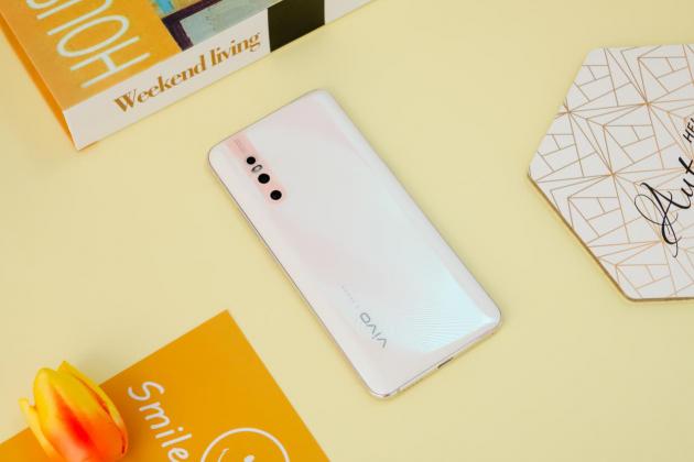 從此和挖孔屏說再見，vivo X27帶你領(lǐng)略真全面屏的魅力！