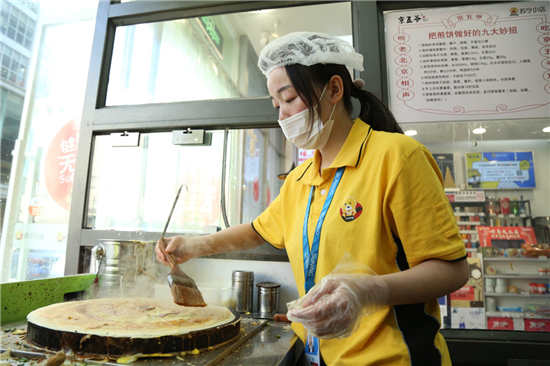 蘇寧小店的“煎餅西施”：一分鐘一張餅，顧客排隊(duì)來(lái)圍觀