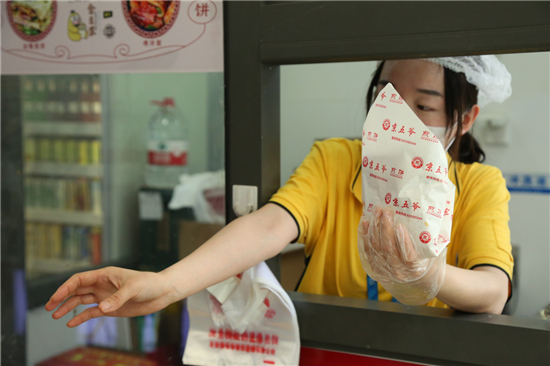 蘇寧小店的“煎餅西施”：一分鐘一張餅，顧客排隊(duì)來(lái)圍觀