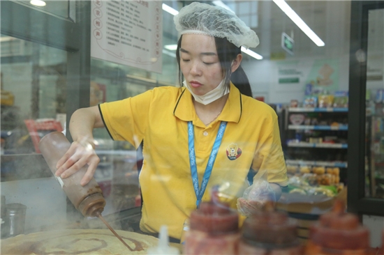 蘇寧小店的“煎餅西施”：一分鐘一張餅，顧客排隊(duì)來(lái)圍觀