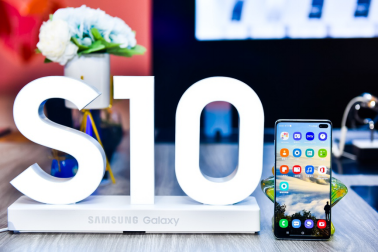 超值！三星Galaxy S10系列1000元換新補(bǔ)貼、24期免息等你來(lái)?yè)?/></p><p><strong>超感官全視屏 極致視覺(jué)體驗(yàn)</strong></p><p>三星的屏幕一直是業(yè)界最強(qiáng)，沒(méi)有之一。此次三星Galaxy S10系列的超感官全視屏采用了屏內(nèi)開(kāi)孔設(shè)計(jì)，將前置攝像頭和傳感器隱藏在屏下開(kāi)孔內(nèi)，使整個(gè)屏幕看起來(lái)更加渾然一體，保證手機(jī)外觀顏值高的同時(shí)，也為用戶(hù)在觀看視頻和游戲時(shí)帶來(lái)置身影院般的沉浸式體驗(yàn)。三星Galaxy S10系列的超感官全視屏還擁有真實(shí)生動(dòng)的艷麗畫(huà)面，細(xì)節(jié)更加清晰富有層次感，并且通過(guò)了HDR10+認(rèn)證，可在各種場(chǎng)景中實(shí)現(xiàn)動(dòng)態(tài)色調(diào)映射;暗光環(huán)境下，能提供令人滿(mǎn)意的逼真色彩與對(duì)比度，在明亮的日光下屏幕依然可以清晰的觀看影像細(xì)節(jié)。</p><p align=