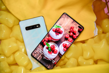 超值！三星Galaxy S10系列1000元換新補(bǔ)貼、24期免息等你來(lái)?yè)?/></p><p><strong>性能全面升級(jí)</strong><strong>旗艦魅力盡顯</strong></p><p>不止屏幕顏值高、拍照出色，三星Galaxy S10系列在性能方面也堪稱(chēng)頂級(jí)。三款機(jī)型均搭載了新一代7nm驍龍855處理器和人工智能引擎，整體<a href=