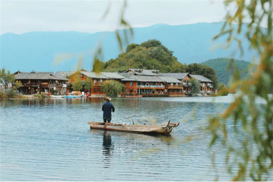 發(fā)呆放空好去處：在靜謐唯美的瀘沽湖畔，擇一處美宿，坐看云卷云舒