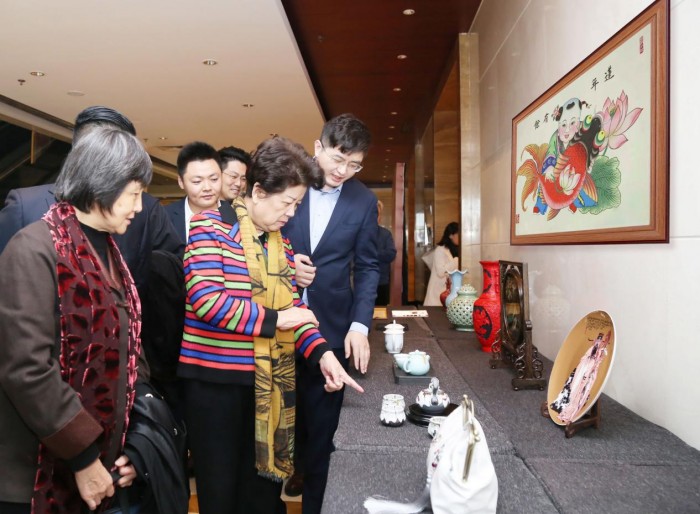 陳至立出席第二屆非遺發(fā)展北京論壇， 并觀摩世屹集團非遺展覽