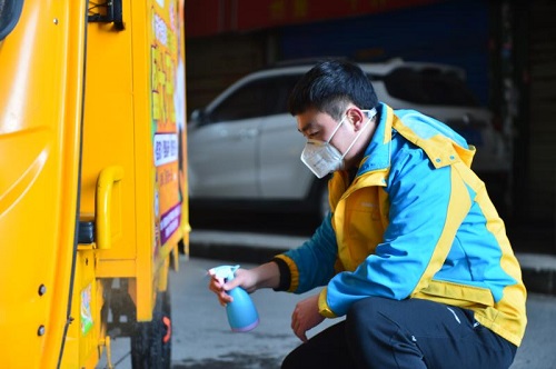 戰(zhàn)“疫”快遞小哥：半日達恢復了，也希望早點看到車水馬龍