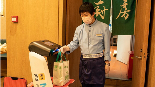 餐飲業(yè)上演絕地求生 疫情之下送餐機(jī)器人異軍突起