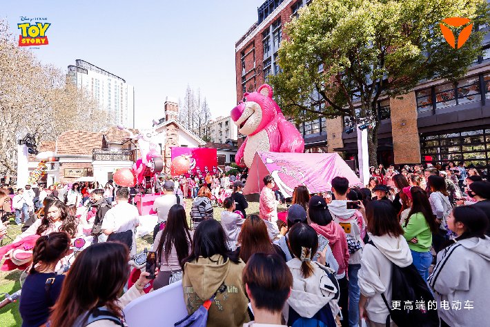 驚艷時(shí)裝周，hold住草莓熊！雅迪將時(shí)尚出行氣質(zhì)帶入一個(gè)新境界！